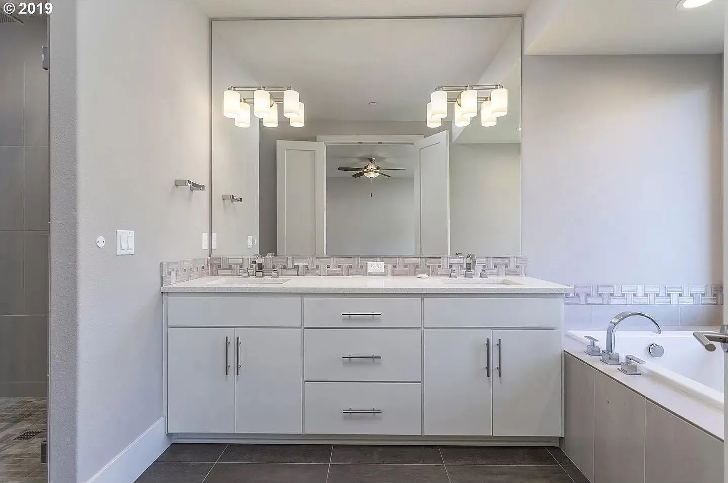 5 bed, 3700 sqft, $5,000 — Photo 2