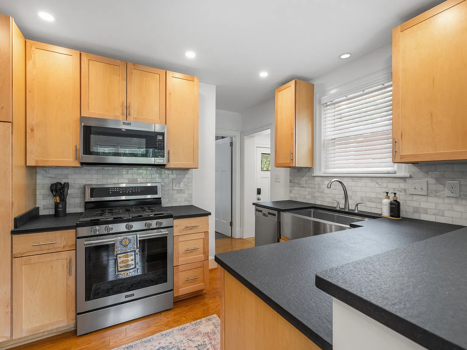2 bed, 1000 sqft, $2,695 — Photo 4