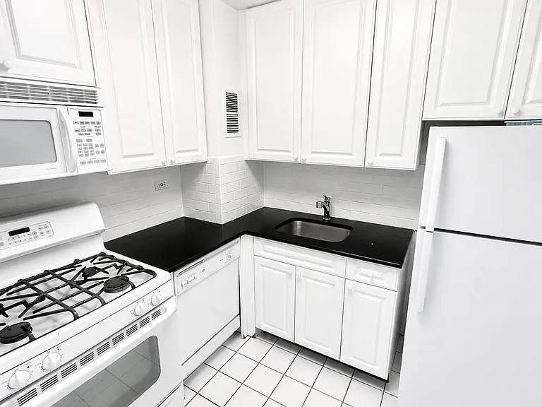 360 W 22nd St #7D — Photo 9