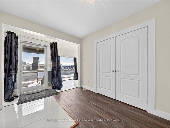 5th image of 881 Lakeshore Rd E