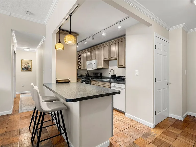 2 Hawthorne Pl #17M — Photo 23