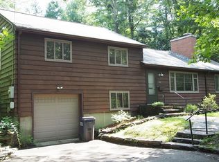 27 Hills Rd, Amherst, MA 01002
