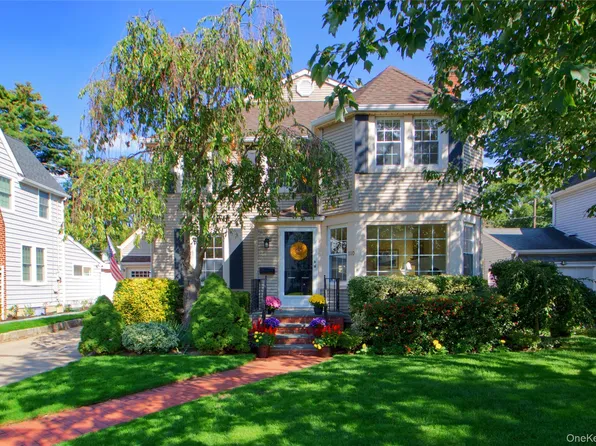 110 Fernwood Terrace, Garden City, NY 11530