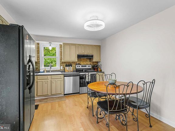 4th image of 5440 Bayview Ave