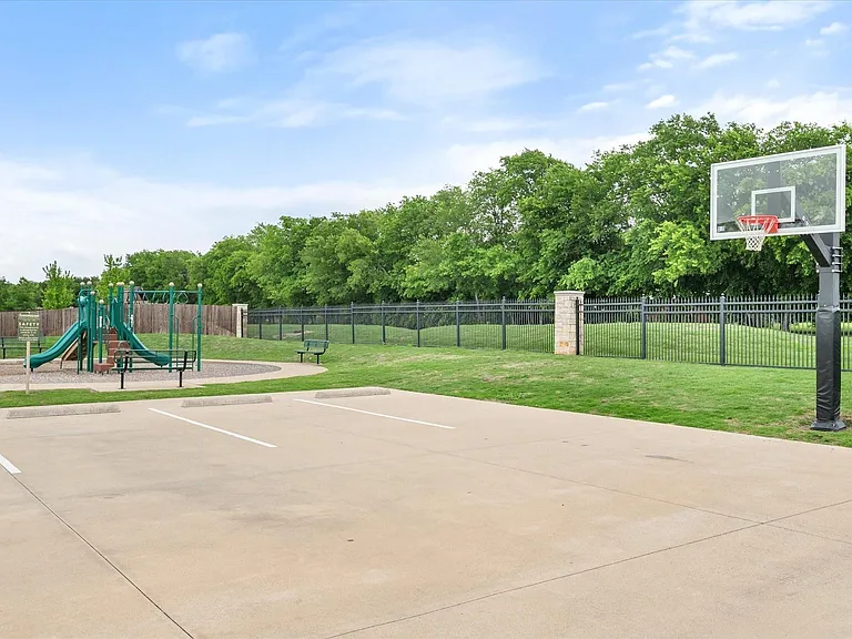 2113 Burke Dr — Photo 20