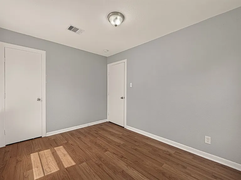10601 Ambursen St — Photo 16