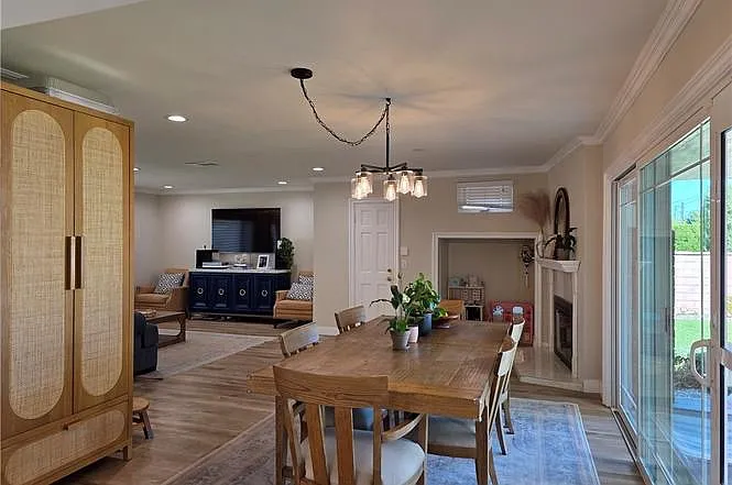 3208 W Ravenswood Dr — Photo 2