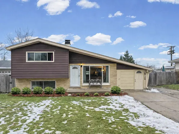 1N742 Forest Ave #A, Glen Ellyn, IL 60137