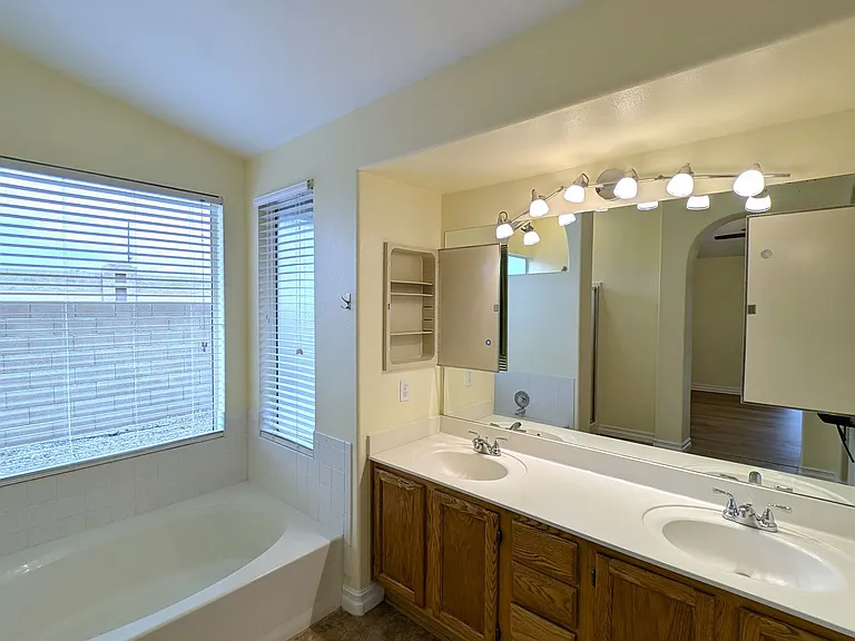 143 S Willow Creek St — Photo 19