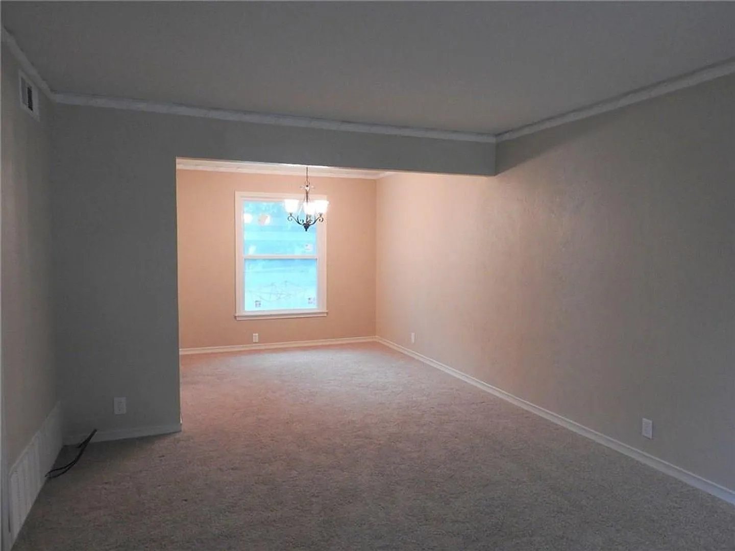 3 bedroom, 1.1 baths home in Casa View! — Photo 2