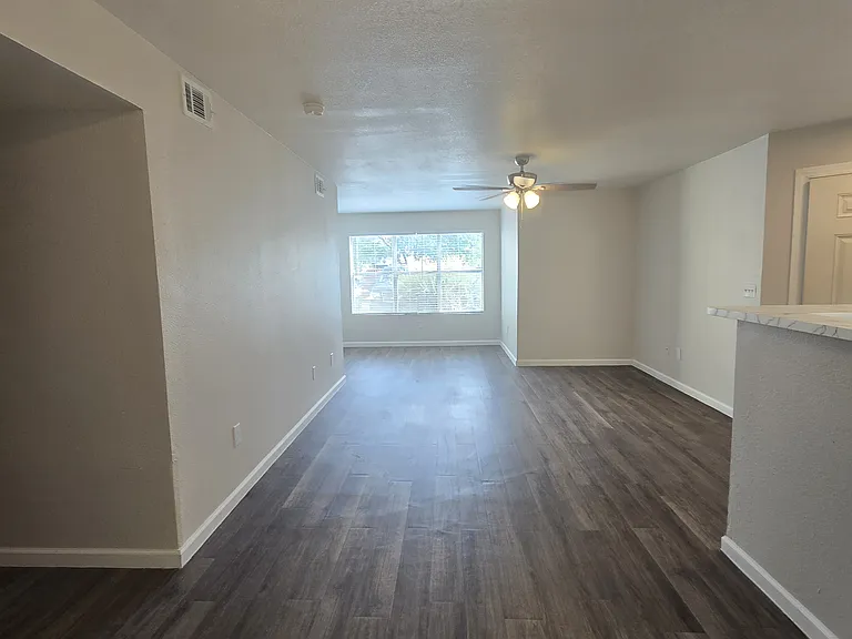 Las Lomas Apartments — Photo 8