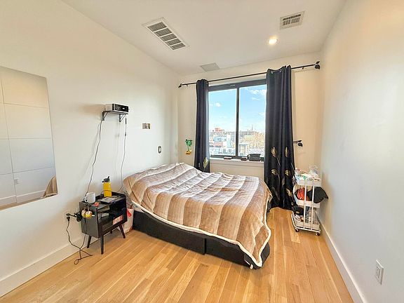 5th image of 818 Lexington Ave APT 5C