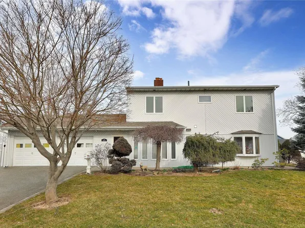 19 Pride Lane, Westbury, NY 11590