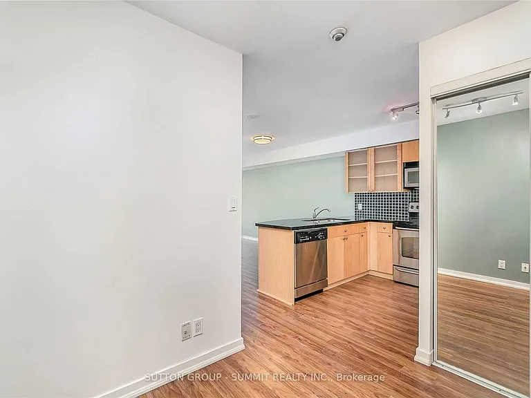 1005 King St W #416 — Photo 5