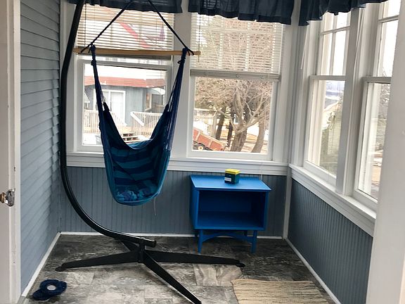 Sunny 3 season porch 