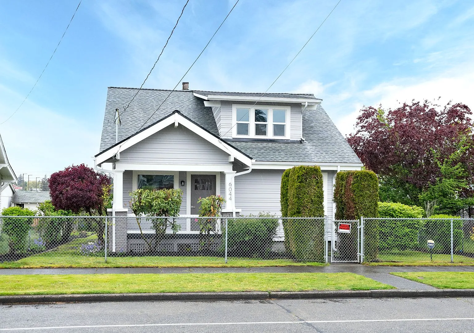 4 Bedroom Craftsman Style House in Tacoma — Photo 1