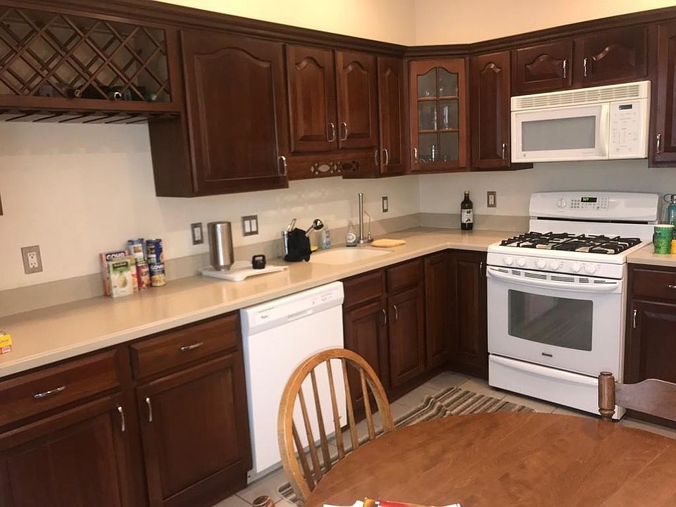 2nd image of 656 E 8th St #2