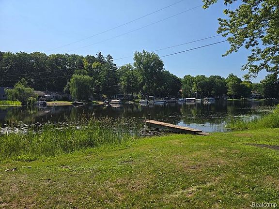 2nd image of 5751 Island Dr