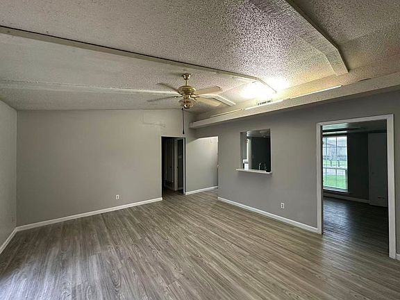 4th image of 901 Wandering Way Dr