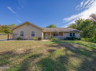 1733 Oakdale Dr, Dandridge, TN 37725