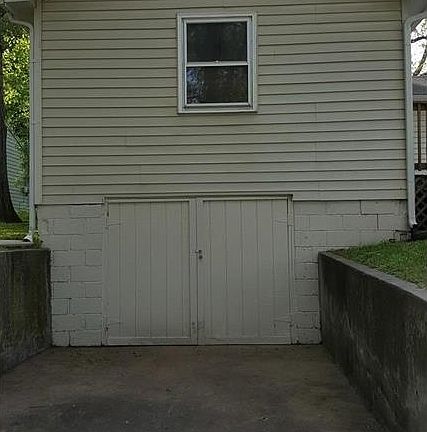 BASEMENT ENTRY