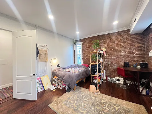 Rented by Mae Equities | media 17