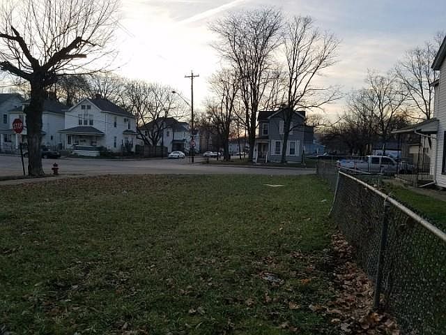 2nd image of 301 Charles St