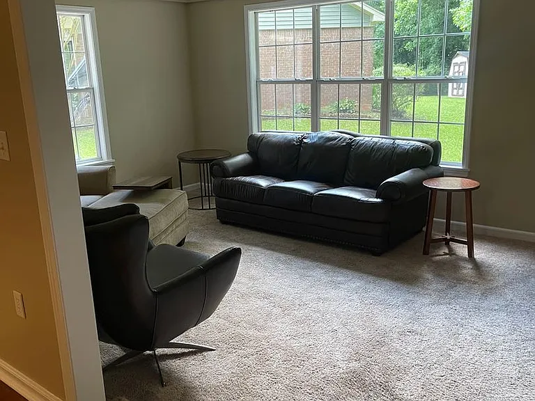 910 Crawford Cir — Photo 2