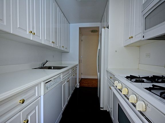 5th image of 225 E 70th St APT 10D
