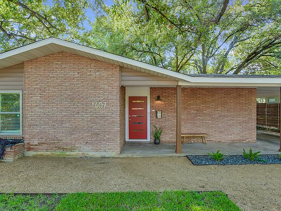 3rd image of 1407 Yorkshire Dr