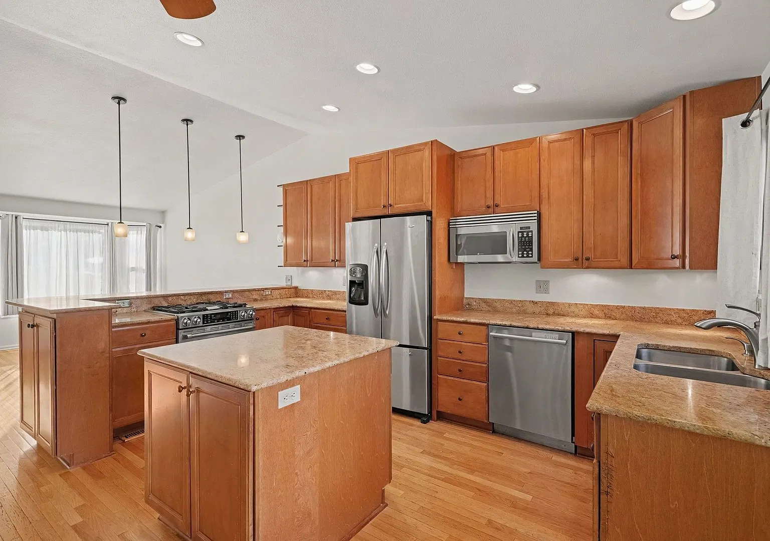 Beautiful 4-Bedroom Home on Large Corner Lot in Littleton — Photo 4