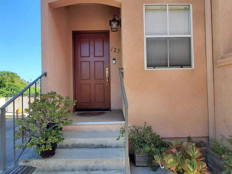7320 Balboa Blvd #123 — Photo 2