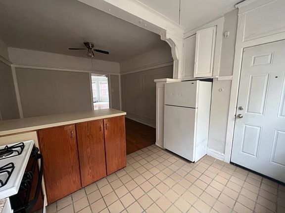 2nd image of 833 W Cornelia Ave APT 1N