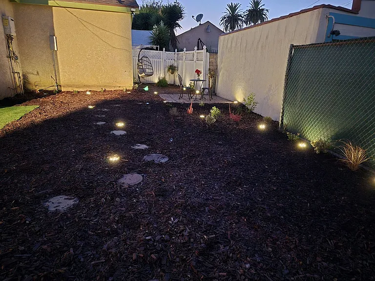 Beautiful sideyard