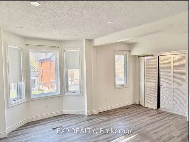 137 Queen St S — Photo 2