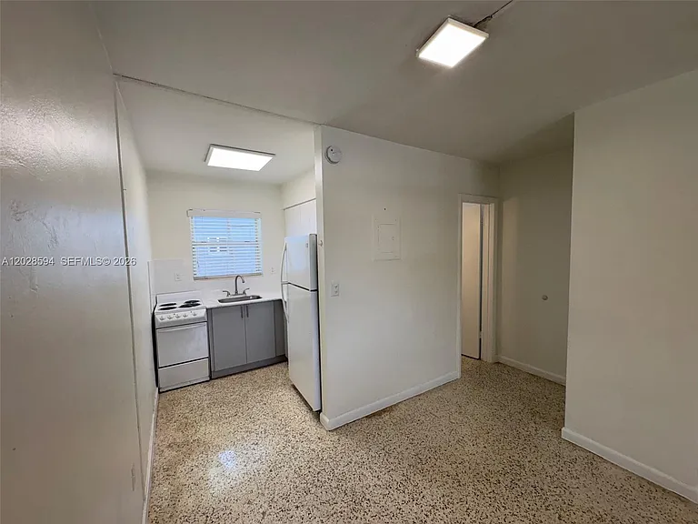 320 W 10th St #3 — Photo 3