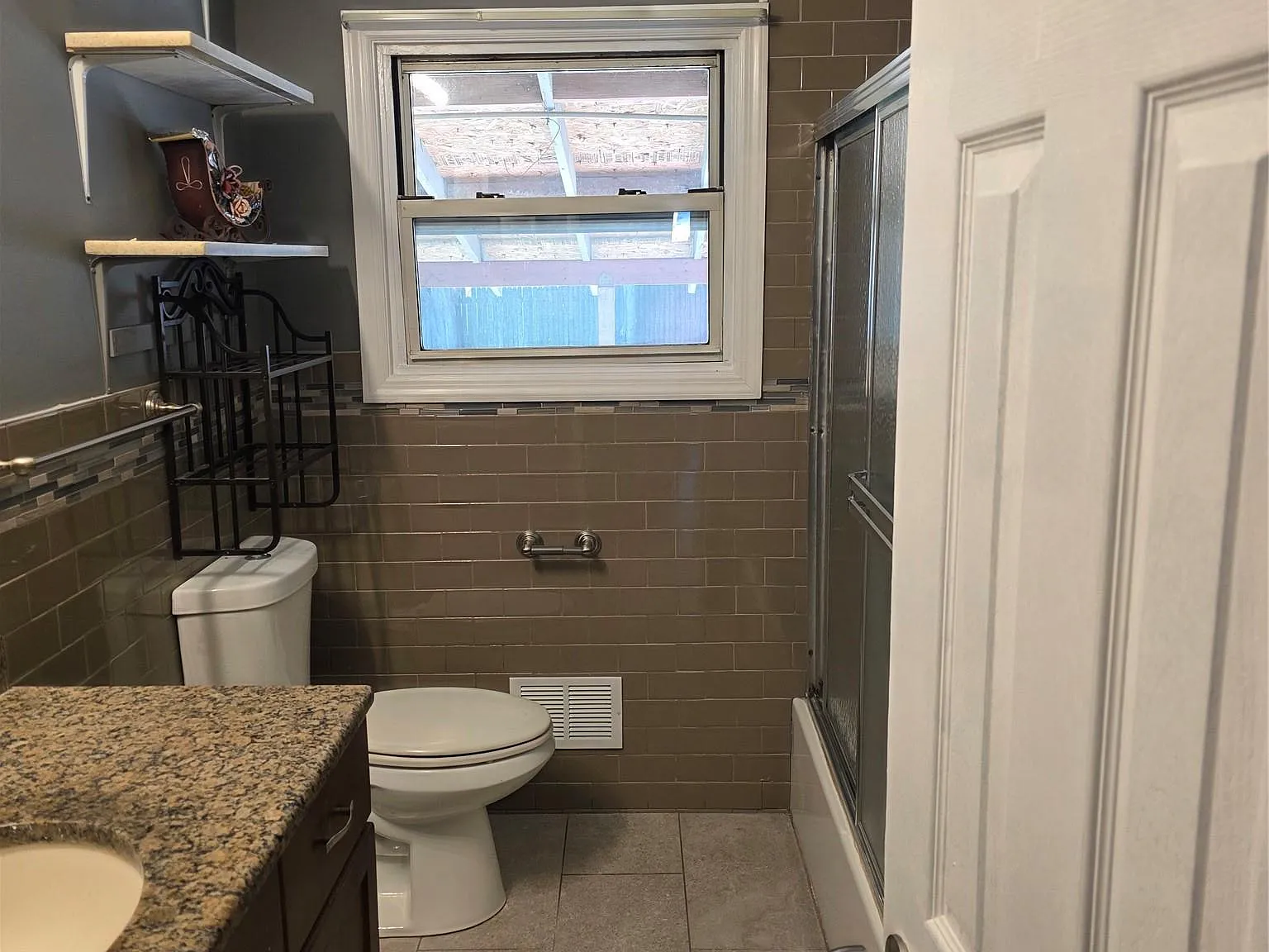 3 bed, 1.0 bath, 1188 sqft, $4,300 — Photo 3