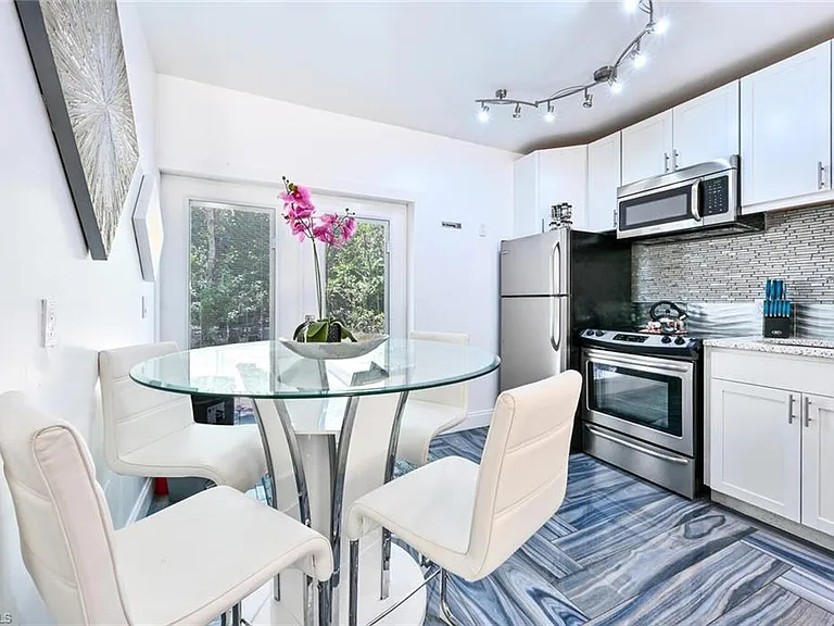 5940 English Oaks Ln — Photo 25