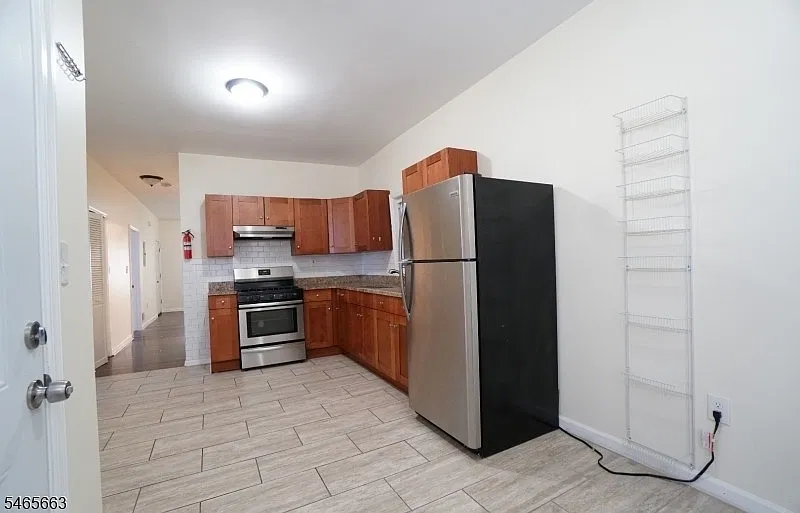 3 bed, 1.0 bath, $1,350 — Photo 2