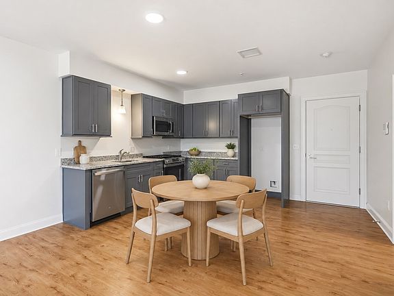 3rd image of 10 Franklin Ave APT 105