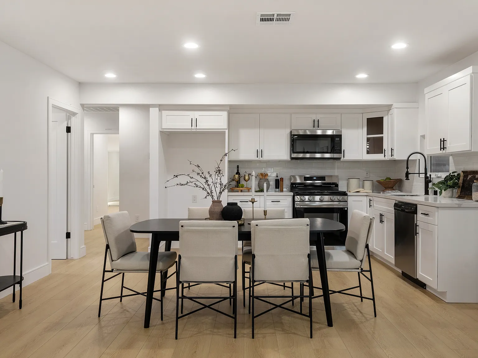 4 bed, 2000 sqft, $4,495 — Photo 3