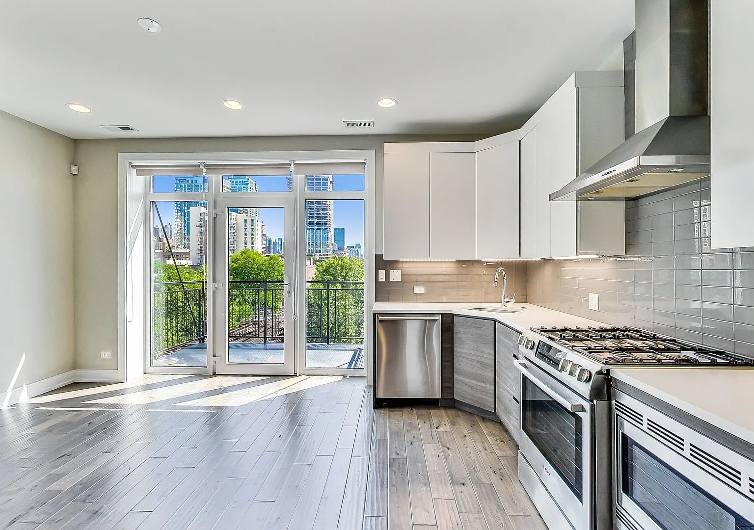 317 W Evergreen Ave — Photo 2