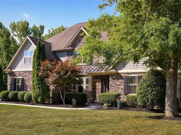 8931 Grove Park Dr, Oak Ridge, NC 27310