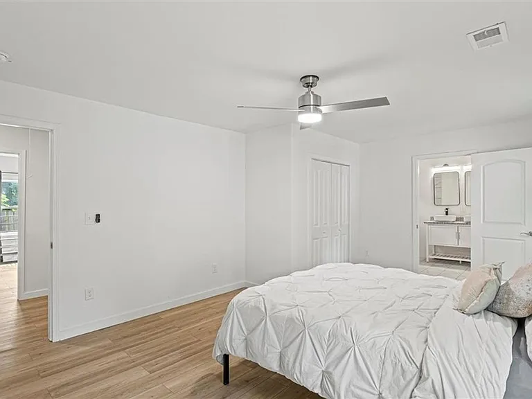 1077 Peeples St SW — Photo 9