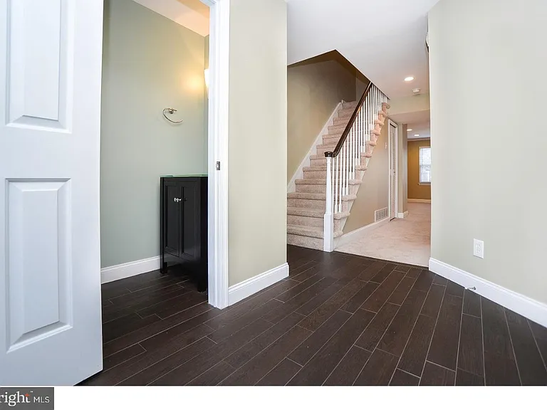102 Hazelwood Ln — Photo 2