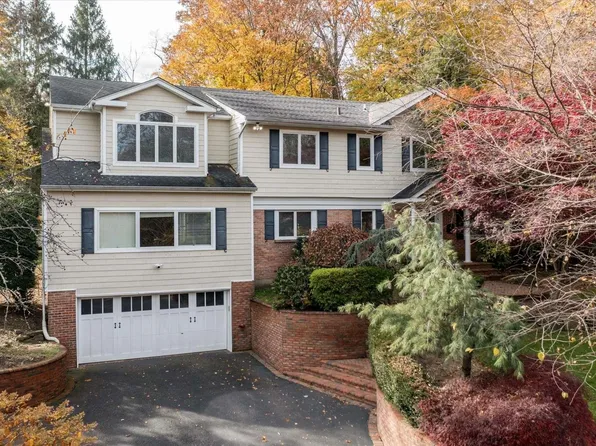 340 Chestnut Drive, East Hills, NY 11576