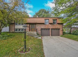4070 N Firestone Dr, Hoffman Estates, IL 60192