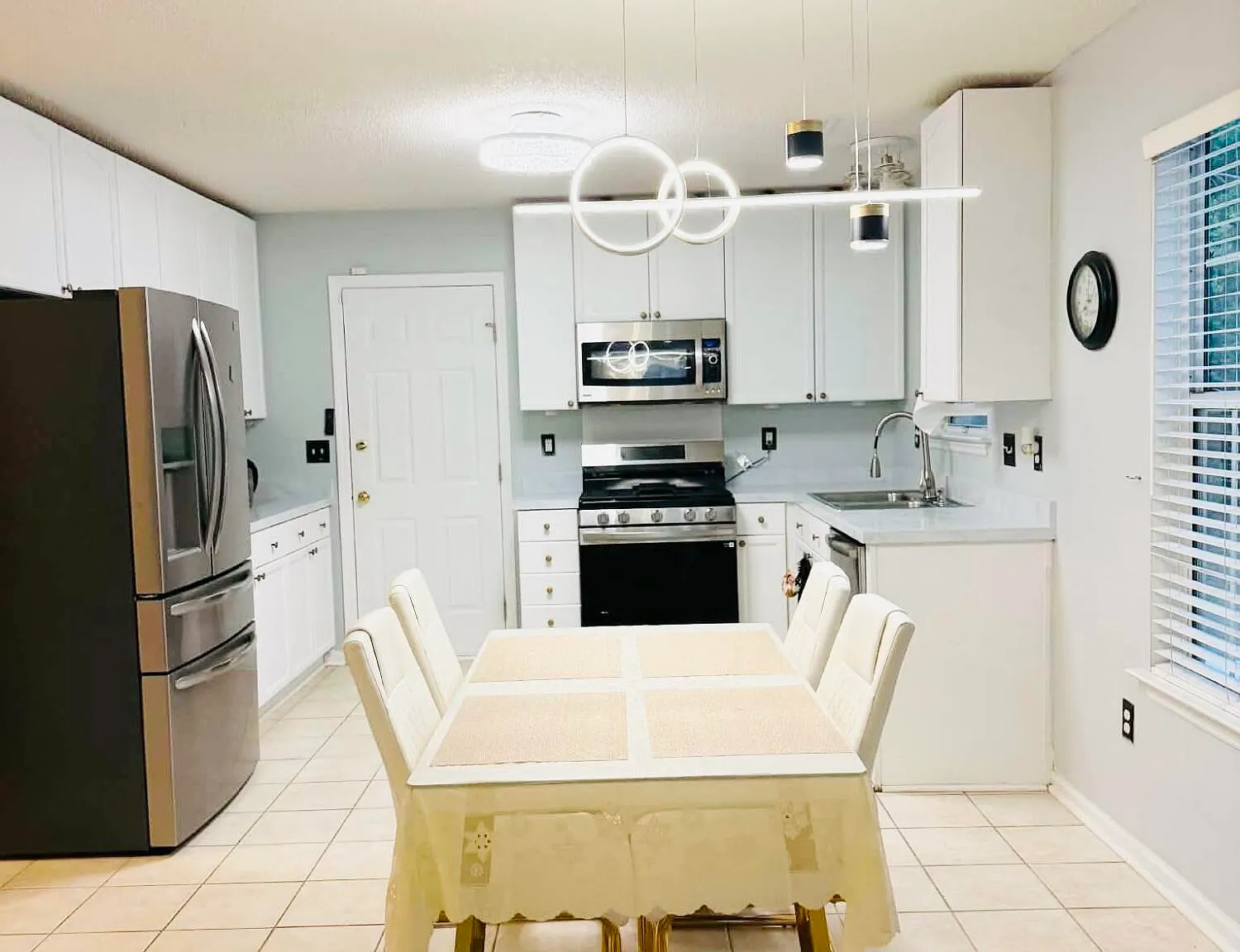 4 bed, 2.5 bath, 1884 sqft, $3,900 — Photo 3