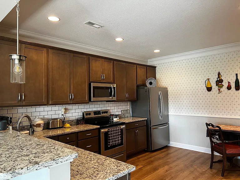 344 Broadberry Ave — Photo 8