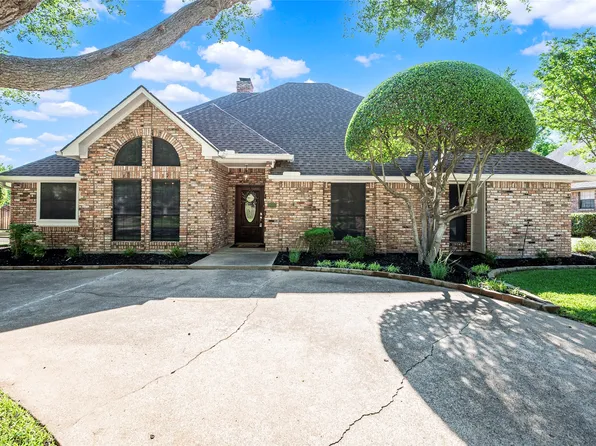 3221 Oak Tree Ln, Grapevine, TX 76051